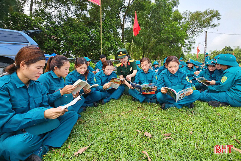 Thư viện Bộ CHQS tỉnh Hà Tĩnh thực hiện các hoạt động triển lãm, giới thiệu sách, báo đến với lực lượng dân quân tự vệ ngay trên thao trường bãi tập.