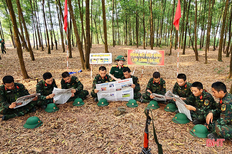 Phát huy hiệu quả hộp báo thao trường, sau giờ luyện tập vất vả, cán bộ, chiến sĩ Đại đội 5, Tiểu đoàn 2 lại quây quần bên nhau để thư giãn bên những trang sách, báo.