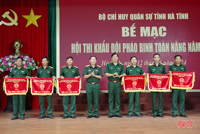 Ban Tổ chức hội thao trao cờ cho các đội.