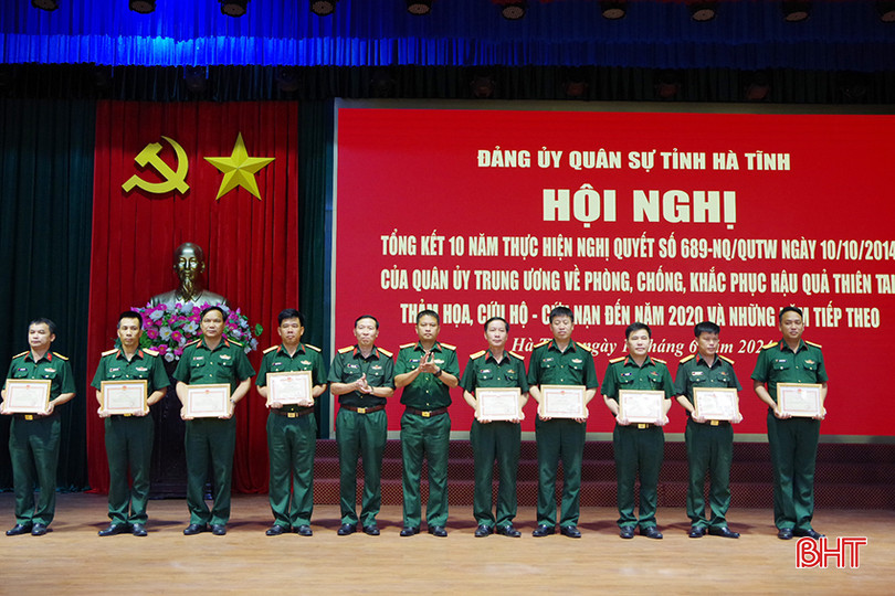 Lãnh đạo Bộ CHQS tỉnh tặng giấy khen cho các tập thể và cá nhân có thành tích xuất sắc trong thực hiện Nghị quyết số 689.