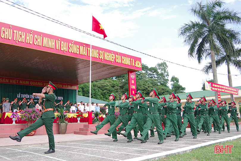 Chiến sĩ mới duyệt đội ngũ tại buổi lễ tuyên thệ.