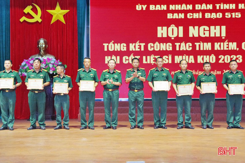 Dịp này, Bộ CHQS tỉnh đã trao tặng giấy khen cho 8 cá nhân thuộc Đội Quy tập đã đạt thành tích xuất sắc thực hiện nhiệm vụ trong mùa khô 2023 - 2024.