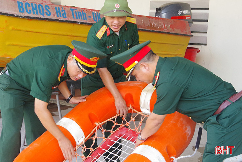 Trung tá Đặng Phúc Giang, Chỉ huy trưởng Ban CHQS huyện Thạch Hà (bên phải) kiểm tra vật chất trang bị cứu hộ, cứu nạn.jpg