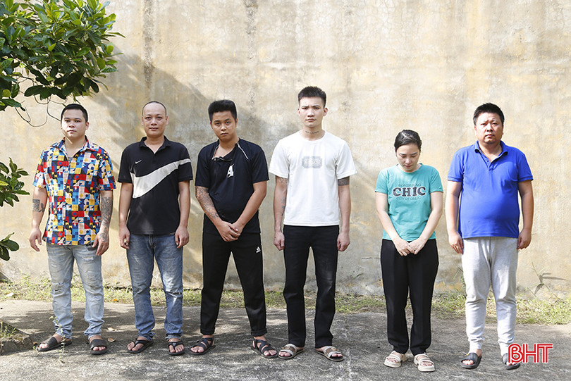 6 đối tượng từ phải qua (Rong Xin, Trần Thị Phương, Đinh Trần Tuấn Anh, Đinh Xuân Hùng, Nguyễn Hoài Nam, Phan Văn Hanh).