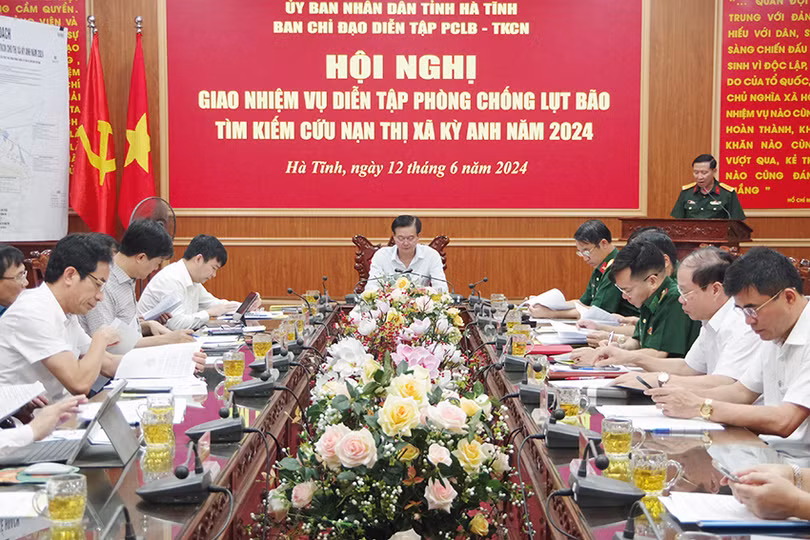 Phó Chủ tịch UBND tỉnh Trần Báu Hà chủ trì hội nghị.