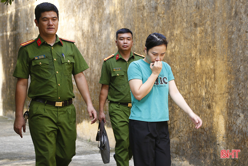 Trần Thị Phương tại cơ quan công an.
