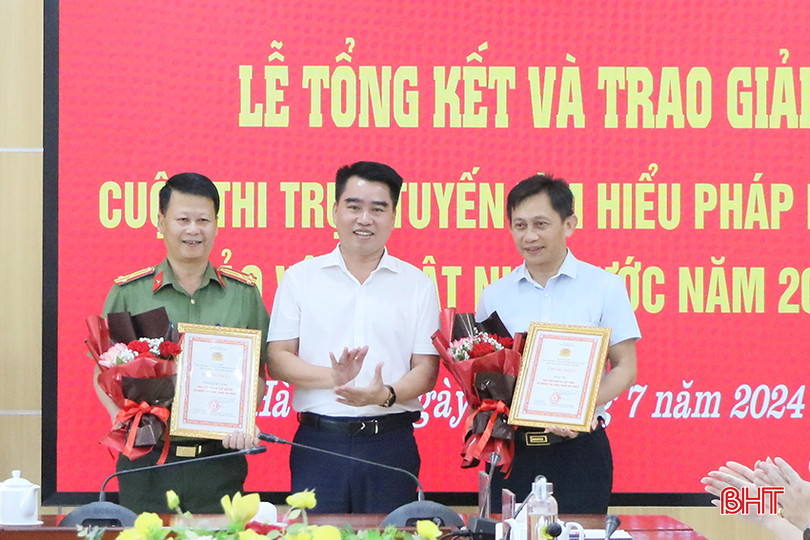 Ban Tổ chức trao giải cho các tập thể.