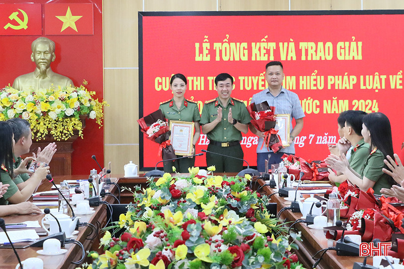 Ban Tổ chức trao giải nhất, nhì cho các cá nhân