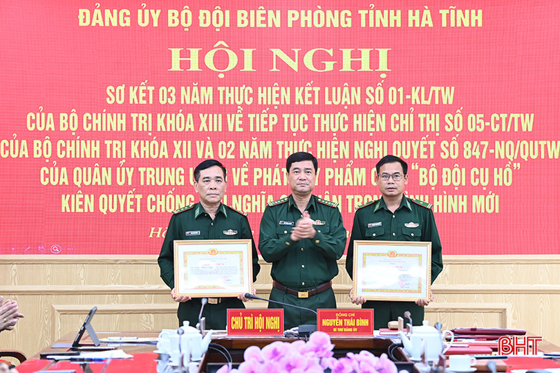 Đại tá Bùi Hồng Thanh, Chỉ huy trưởng BĐBP tỉnh trao giấy khen cho 2 tập thể có thành tích xuất sắc trong thực hiện Kết luận 01 và Nghị quyết 847.
