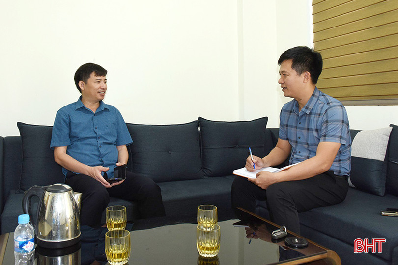 Trưởng phòng Nội vụ huyện Kỳ Anh Nguyễn Xuân Thắng trao đổi với phóng viên về việc bố trí nhân sự văn phòng đảng ủy xã.