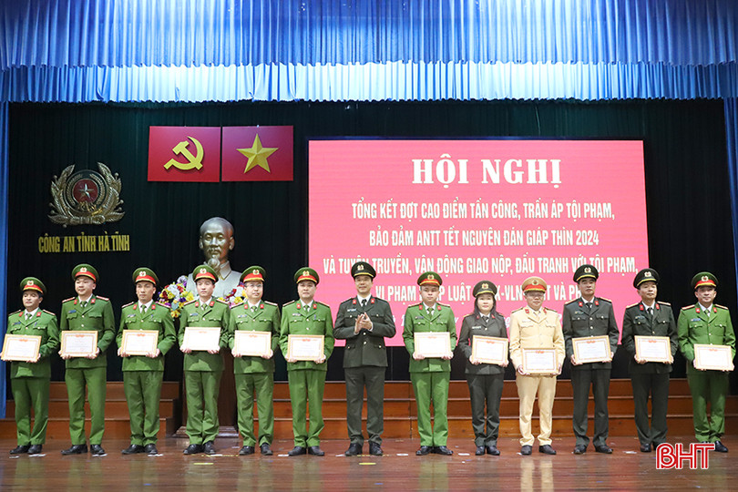 Đại tá nguyễn Hồng Phong - Giám đốc CAT trao giấy khen cho các tập thể có thành tích xuất sắc.JPG