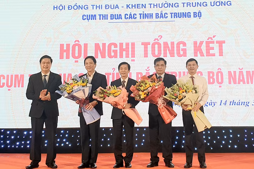 Trưởng ban TĐKT Trung ương Phạm Huy Giang tặng hoa chúc mừng tỉnh Hà Tĩnh và các địa phương được đề nghị Thủ tướng Chính phủ tặng cờ thi đua và bằng khen.