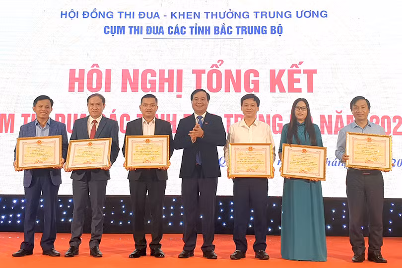 Ông Nguyễn Văn Hùng - Trưởng ban TĐ-KT tỉnh Hà Tĩnh được Chủ tịch UBND tỉnh Quảng Trị (Trưởng cụm thi đua năm 2023) tặng bằng khen đã có thành tích xuất sắc trong hoạt động của cụm.