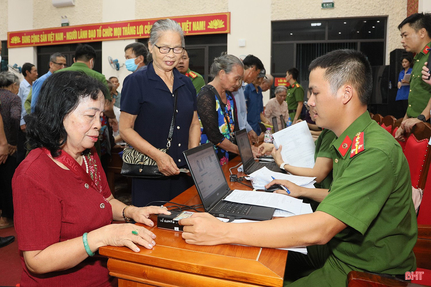 Bà Hoàng Thị Liên (áo đỏ) vượt hơn 1.300 km từ TP Hồ Chí Minh về Hà Tĩnh để tham gia lấy mẫu ADN.
