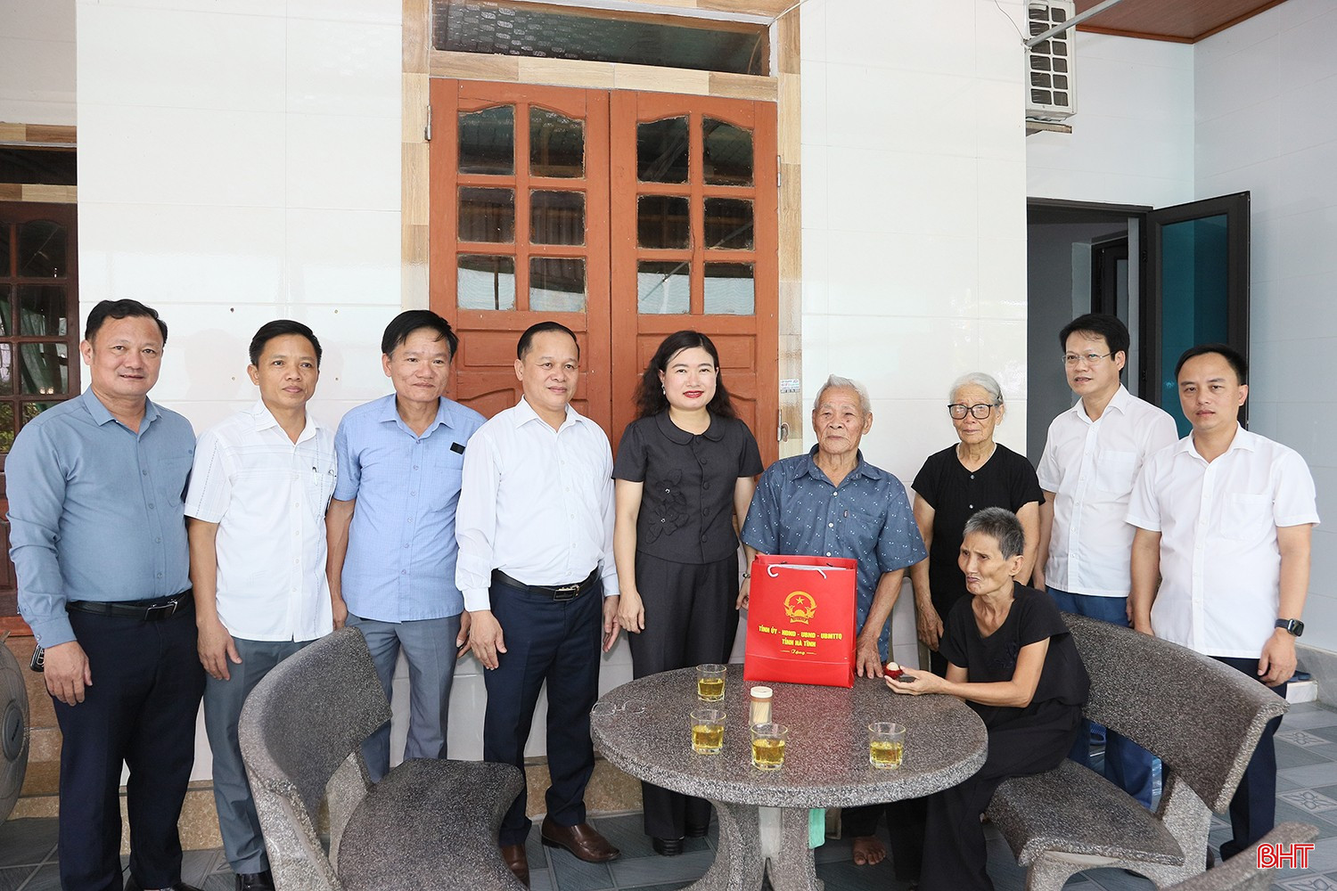 Phó Chủ tịch UBND tỉnh Nguyễn Thị Nguyệt và đoàn đến thăm, tặng quà gia đình bà Phạm Thị Minh (SN 1965, trú thôn Chi Lưu, xã Đông Kinh), là con gái của liệt sĩ, hiện đang hưởng trợ cấp tuất nuôi dưỡng. Bà Minh có sức khoẻ yếu.