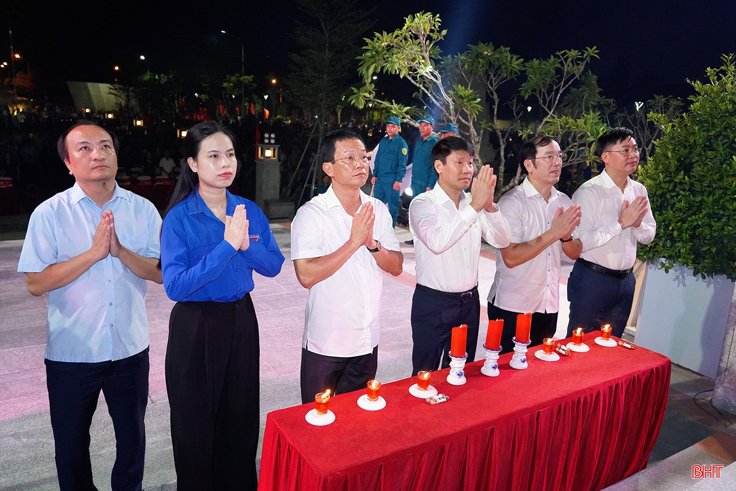 Các đồng chí: Nguyễn Trọng Hiếu - Ủy viên Ban Thường vụ Tỉnh ủy, Phó Chủ tịch UBND tỉnh; Trần Quang Tuấn - Ủy viên Ban Thường vụ Tỉnh ủy, Bí thư Đảng ủy, Chủ tịch HĐND phường Thành Sen và đại biểu thắp nến tri ân tại Nghĩa trang Liệt sĩ Núi Nài.