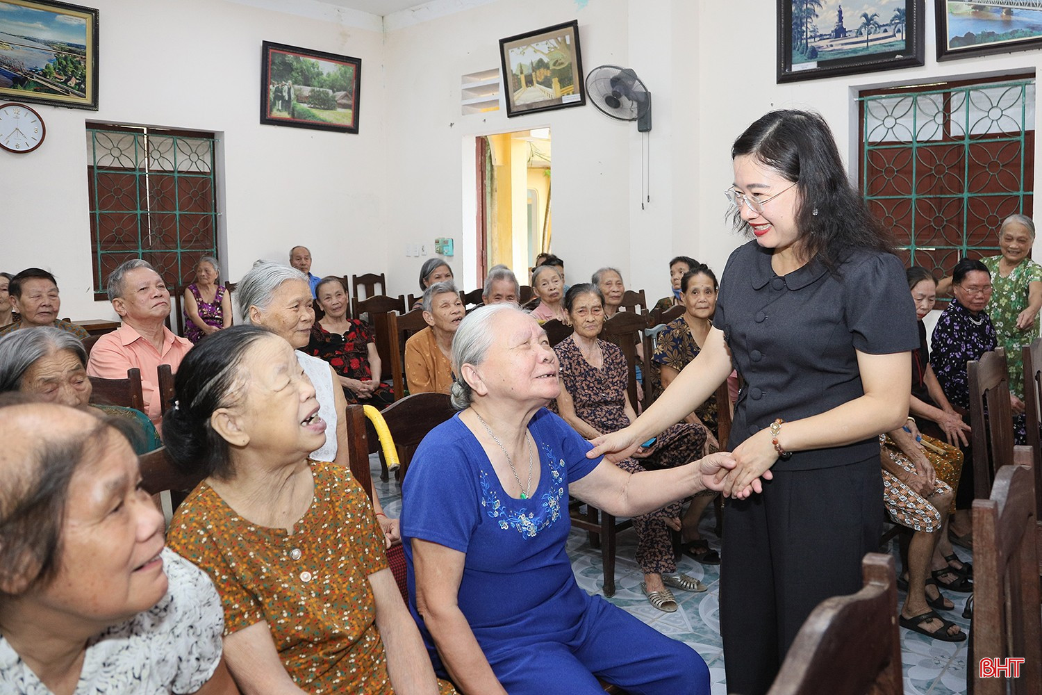 Phó Chủ tịch UBND tỉnh Nguyễn Thị Nguyệt ân cần hỏi thăm sức khỏe các mẹ, các cụ đang được chăm sóc tại Trung tâm Điều dưỡng người có công và Bảo trợ xã hội Hà Tĩnh. Hiện, trung tâm đang chăm sóc, nuôi dưỡng 142 cụ, trong đó có 20 người có công và thân nhân người có công; 89 người cao tuổi có hoàn cảnh đặc biệt khó khăn.