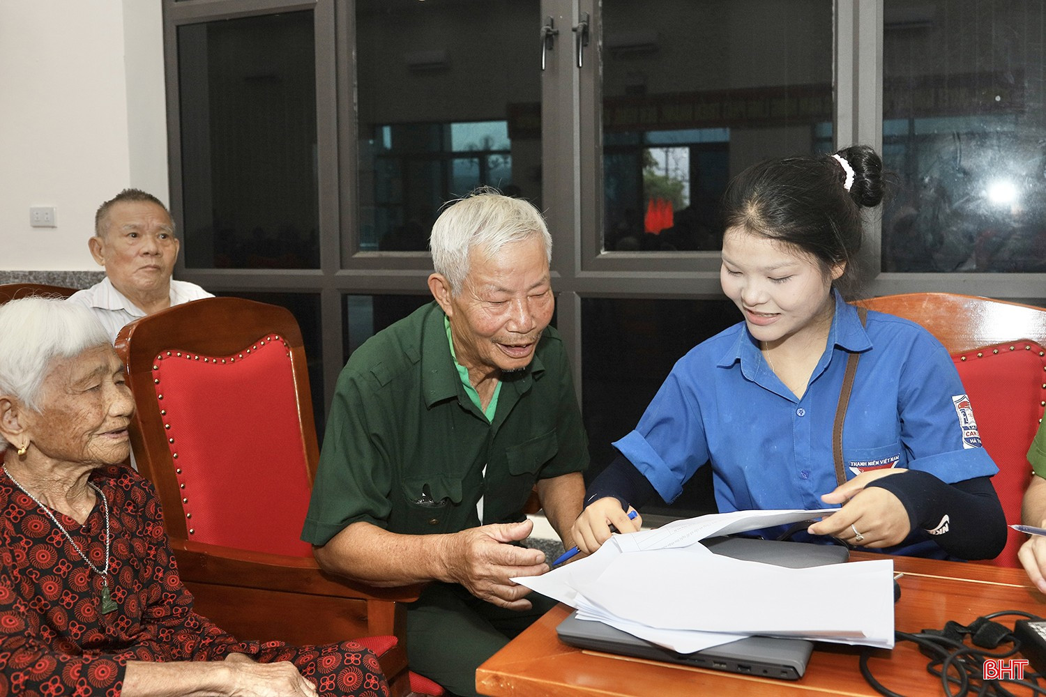 Ông Oanh (áo xanh) được hỗ trợ kê khai thông tin trước khi thực hiện thu nhận mẫu ADN.