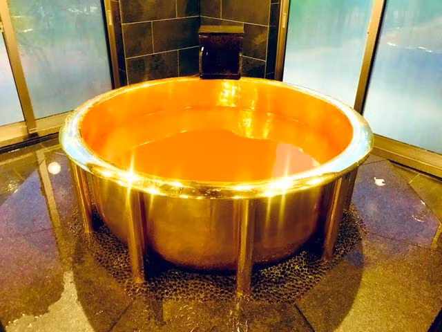 Tắm trong bồn bằng vàng 18 carat trải nghiệm làm “đại gia”
