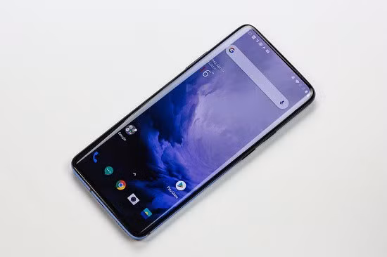OnePlus 7 Pro & Galaxy S10 Plus: “Kẻ tám lạng, người nửa cân”!