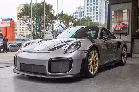 Porsche 911 GT2 RS - tăng 3 lần: Cập bến Việt Nam từ đầu năm nay, Porsche 911 GT2 RS nhanh chóng gây sốt vì đây là chiếc 911 mạnh nhất trong lịch sử với động cơ 6 xy-lanh thẳng hàng, dung tích 3.8L sản sinh công suất lên đến 700 mã lực. Bên cạnh đó, mức giá ngất ngưởng 20,19 tỷ (giá niêm yết chính hãng) của siêu xe này cũng là điểm gây chú ý. Tại Mỹ, 911 GT2 RS chỉ có giá 293.200 USD (khoảng 6,8 tỷ). Như vậy, sau khi hoàn thành các thủ tục thuế tại Việt Nam, siêu xe mà ông Đặng Lê Nguyên Vũ mới sắm tăng gấp 3 lần so với giá gốc. Ảnh: Nhung Anh. Xe siêu sang, siêu xe “đội giá” từ 3 tới 6 lần khi về Việt Nam