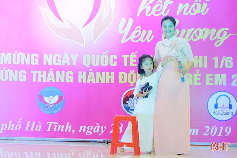 Kết nối yêu thương với trẻ em khiếm thị thành phố Hà Tĩnh