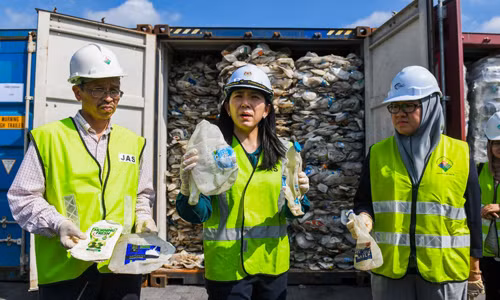 Thế giới ngày qua: Malaysia chuẩn bị 450 tấn rác để trả cho 7 quốc gia