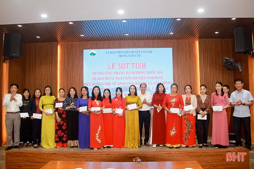 Can Lộc biểu dương 18 gia đình sinh con một bề là gái, làm kinh tế giỏi