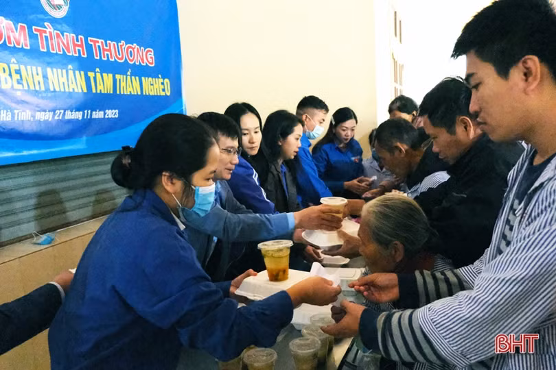 Tuổi trẻ Sở TT&TT tổ chức bữa cơm tình thương tại Bệnh viện Tâm thần Hà Tĩnh