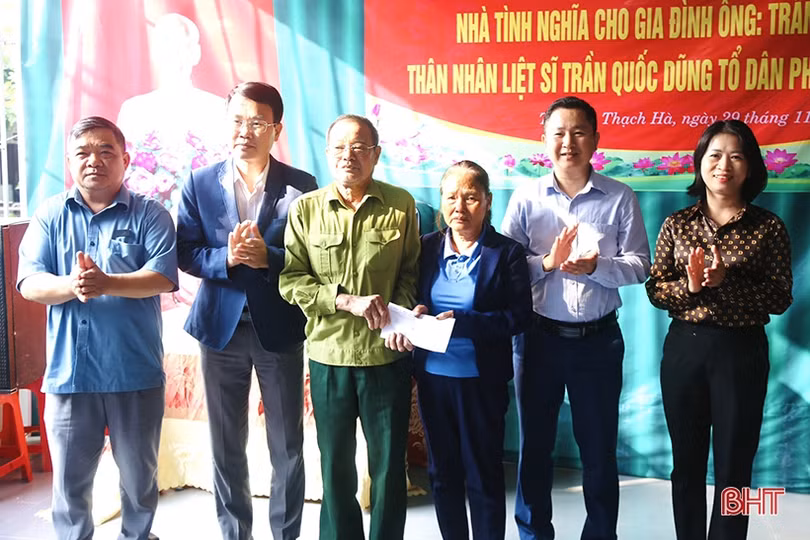 Bàn giao nhà tình nghĩa cho thân nhân liệt sĩ ở Thạch Hà