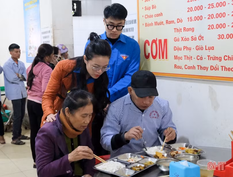 Tuổi trẻ Sở TT&TT tổ chức bữa cơm tình thương tại Bệnh viện Tâm thần Hà Tĩnh