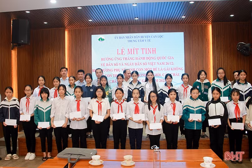 Can Lộc biểu dương 18 gia đình sinh con một bề là gái, làm kinh tế giỏi