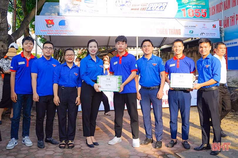 Tỉnh đoàn Hà Tĩnh nhận bằng khen xuất sắc trong chương trình Tiếp sức mùa thi 2023