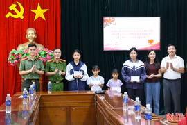 Hội đồng hương xứ Nghệ tại Hải Phòng tặng quà cho các em học sinh, gia đình khó khăn Hà Tĩnh