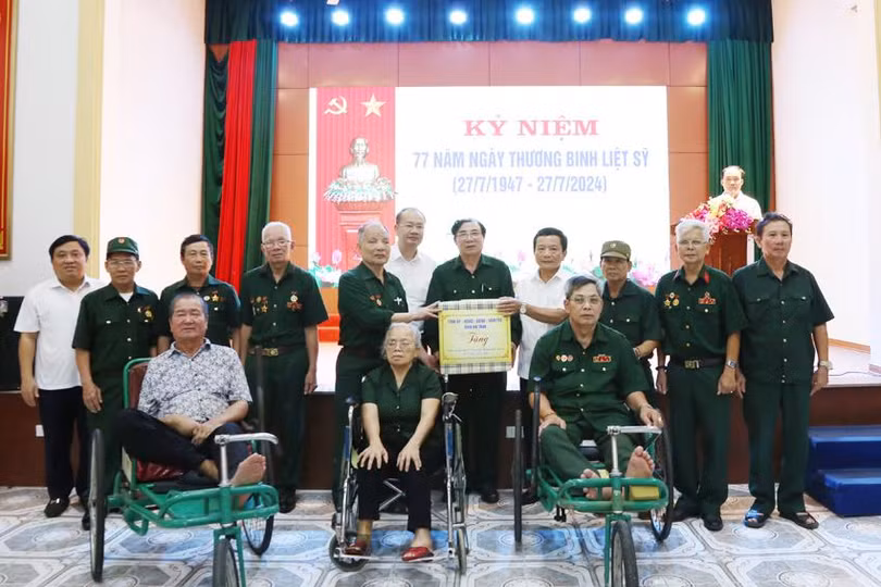 Phó Chủ tịch HĐND tỉnh Trần Văn Kỳ tặng quà tại Trung tâm Điều dưỡng thương binh Nghệ An.