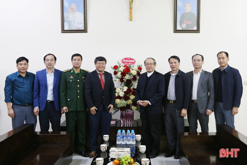 Bí thư Thành ủy Dương Tất Thắng tặng hoa chúc mừng Linh mục Nguyễn Khắc Bá và bà con giáo dân nhân dịp Giáng sinh 2024.