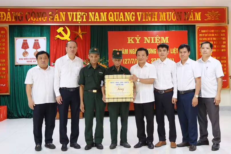 Phó Chủ tịch HĐND tỉnh Trần Văn Kỳ tặng quà cho Khu điều dưỡng thương binh tâm thần kinh Nghệ An.