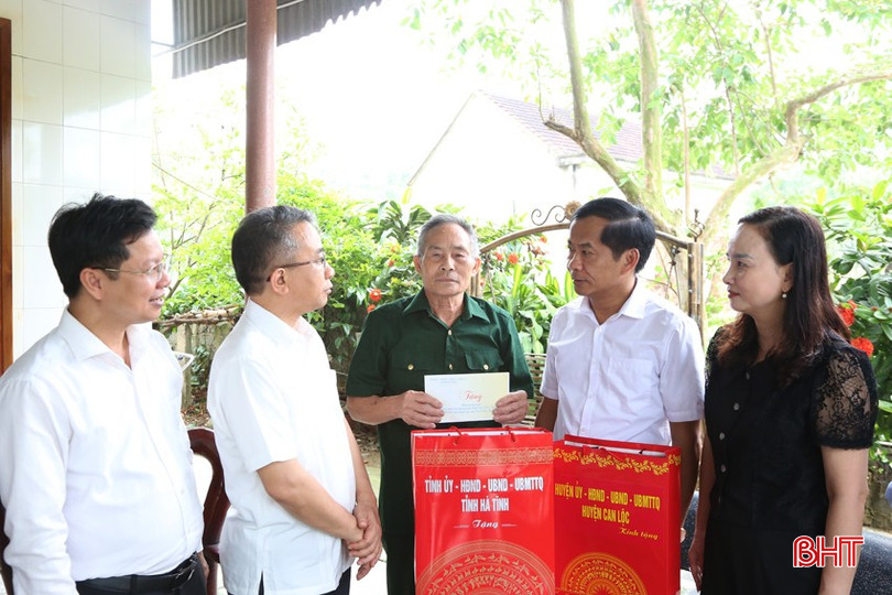 Đoàn thăm hỏi, tặng quà gia đình ông Võ Văn Bàn.