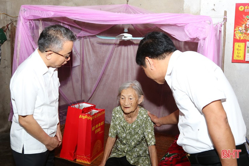 Đoàn đến thăm hỏi, tặng quà bà Nguyễn Thị Bảy.