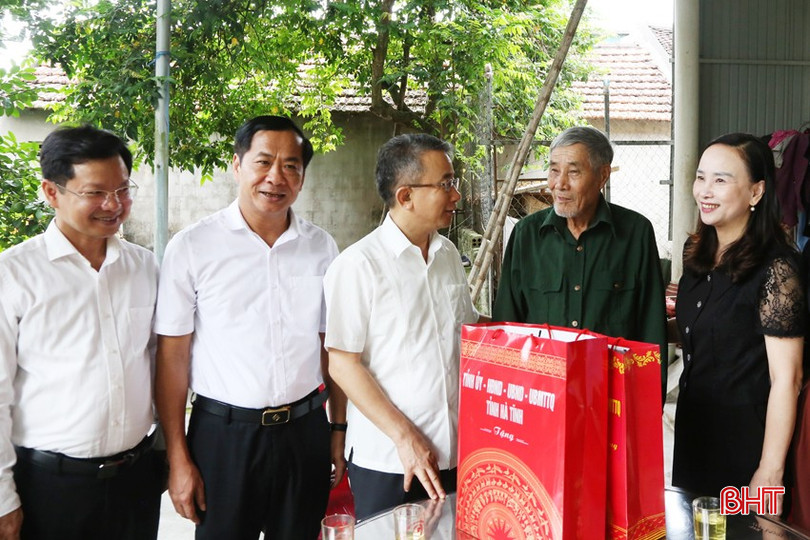 Đoàn thăm hỏi, tặng quà gia đình ông Võ Trọng Tình.