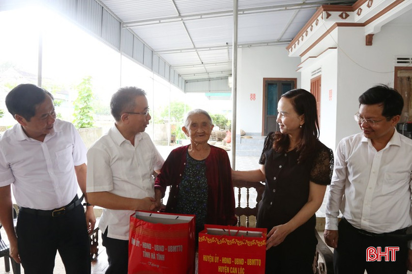 Đoàn đến thăm hỏi, tặng quà bà Nguyễn Thị Liên.