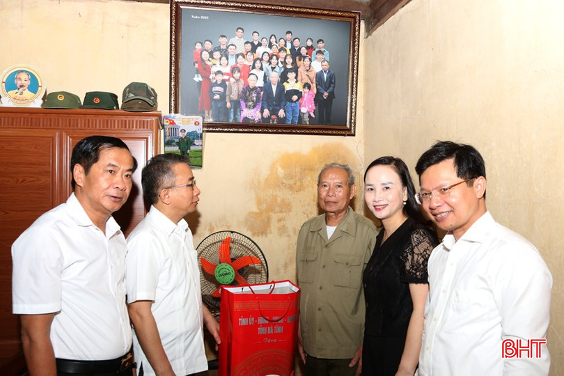 Đoàn thăm hỏi, động viên ông Nguyễn Đức Thiền.