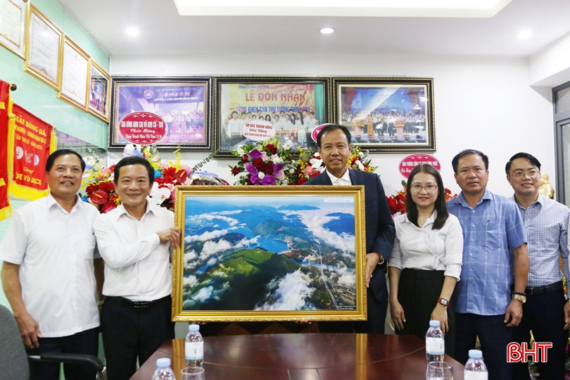 Đoàn chúc mừng Công ty TNHH Vĩnh Phúc.