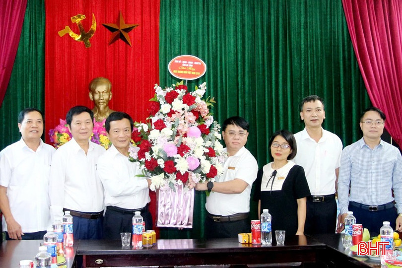 Đoàn đến chúc mừng Quỹ Tín dụng Nhượng Lĩnh.
