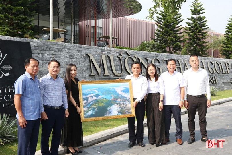 Phó Chủ tịch HĐND tỉnh Trần Văn Kỳ và lãnh đạo các sở, ban, ngành, địa phương chúc mừng Công ty CP Golf Xuân Thành.