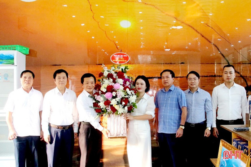 Phó Chủ tịch HĐND tỉnh Trần Văn Kỳ cùng các thành viên trong đoàn chúc mừng HTX Dịch vụ chế biến hải sản Phú Sáng.