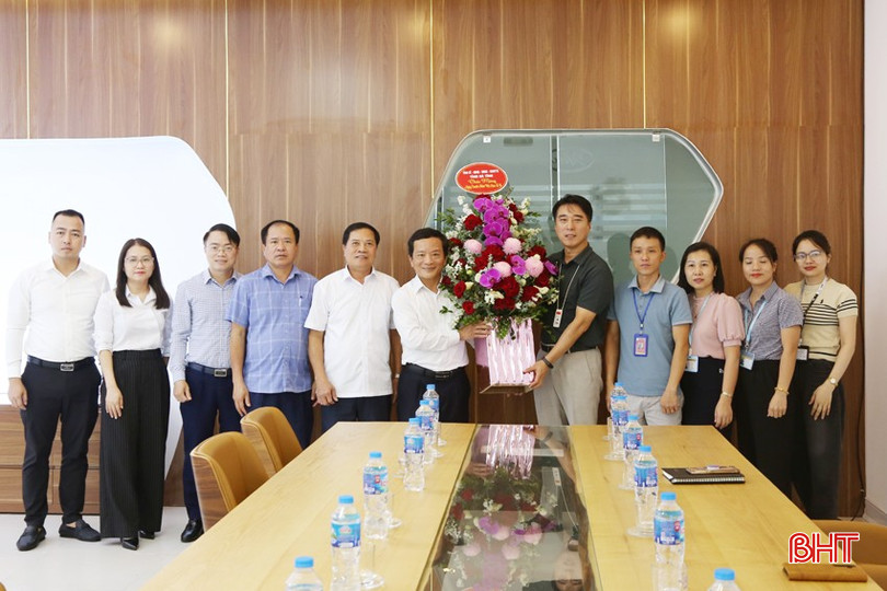Đoàn chúc mừng Công ty TNHH Haivina Hồng Lĩnh.