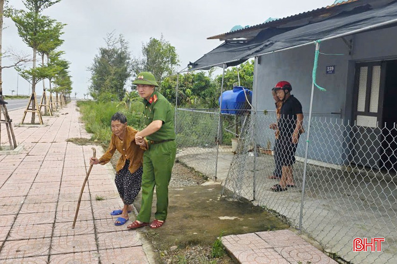 Lực lượng chức năng phường Hải Ninh hỗ trợ sơ tán người dân.