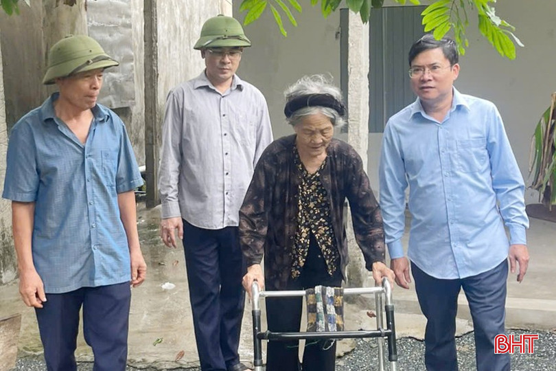 Cấp ủy, chính quyền phường Vũng Áng đưa người dân đi sơ tán.