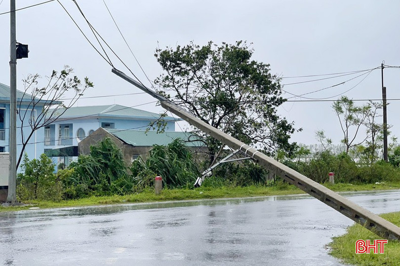 Tại phường Hải Ninh, bão số 10 đã gây thiệt nghiêm trọng. Ngoài việc hệ thống cây cối bị gãy đổ, nhiều nhà dân bị hư hỏng thì nghiêm trọng nhất là trên địa bàn nhiều cột điện bị gãy đổ, xiêu vẹo.